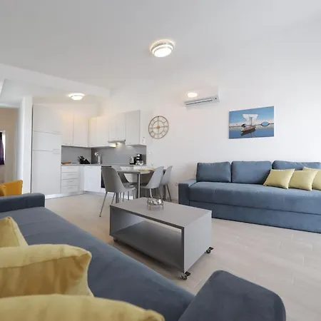 Three-bedroom Holiday With Private Pool Apartament Privlaka (Zadar)
