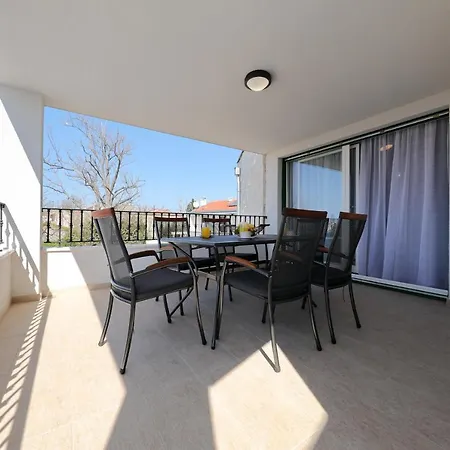 Apartament Three-bedroom Holiday With Private Pool