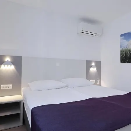 דירה Three-bedroom Holiday With Private Pool פריבלאקה