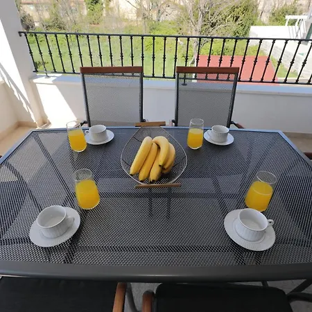 Three-bedroom Holiday With Private Pool דירה
